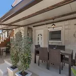 Cozy Apartment In Porec With Wifi شقة