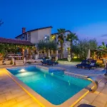 Cozy Apartment In Porec With Wifi * بوريتش