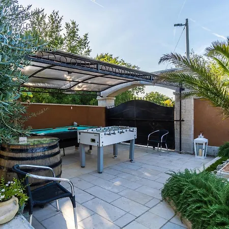 Beautiful Apartment In Porec With Kitchen *