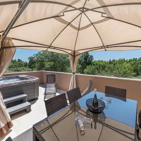 Beautiful Apartment In Porec With Kitchen