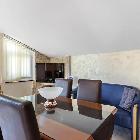 Apartment Beautiful Apartment In Porec With Kitchen *