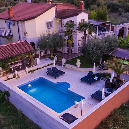 Apartment Beautiful Apartment In Porec With Kitchen *